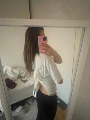 Vit topp med knyt i ryggen - jättensnygg men kommer inte till användning. använd fåtal gånger💕