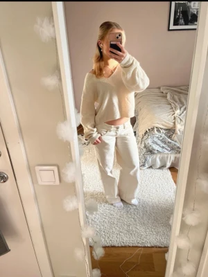 Cremefärgad v-ringad stickad tröja - En cremefärgad v-ringad stickad tröja från H&M. Lite nopprig men inte något man direkt tänker på. 