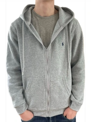 Ralph Lauren ziphoodie - Toppenskick Normalstor M, modellen är 180cm Priset är prutbart Fråga gärna frågor