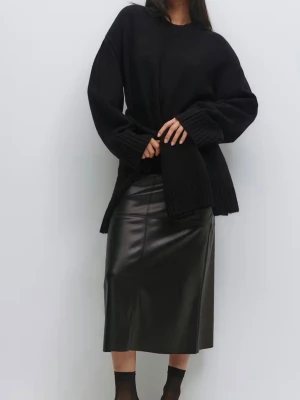 Stickad tröja  - Mysig stickad tröja från Gina Tricot med vida ärmar. Är i bra skick då jag aldrig använt den💕