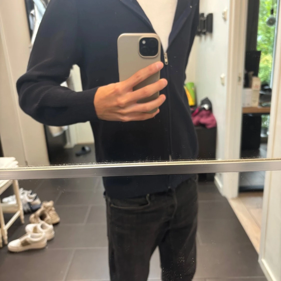 Mörkblå stickad hoodie med dragkedja