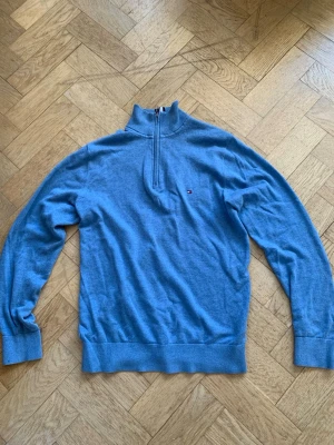Blå halvzip tröja Tommy Hilfiger - Snygg ljusblå halfzip från Tommy Hilfiger!