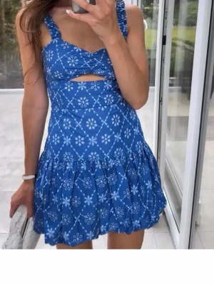 Blå sommarklänning med blommönster - Blå klänning från Zara. Lånade bilder 