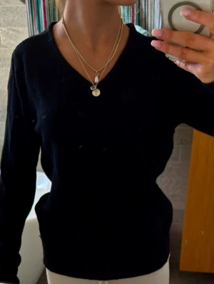 Svart stickad V-ringad tröja - Sååå mjuk! Enkel bas svart stickad tröja med V-ringning och långa ärmar. 😎💫 Oanvänd från Vila i stl S. Enkel att klä upp och ner. 