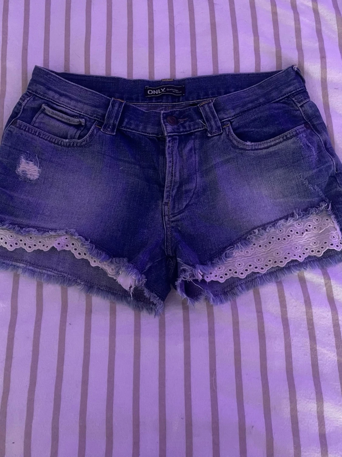 Blå jeansshorts med spets från ONLY