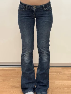 y2k low waist bootcut jeans  - super fina snygg passform och något stretchiga mått finns på bilderna 💗
