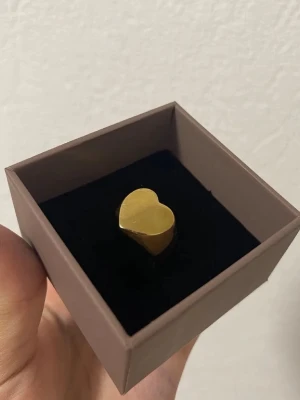 Guldfärgad ring med hjärta - Fått de i present, skulle säga att storleken är ungefär L 18.50 ❣️