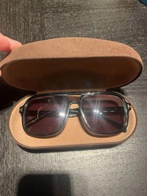 Svarta Tom Ford solglasögon - Tom Ford glasögon. Kan skicka fler bilder vid intresse.
