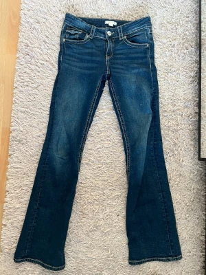 Mörkblå bootcut jeans från Gina tricot  - Säljer ett par mörkblå bootcut jeans💗Dom har inte kommit till användning. Är från Gina Young 