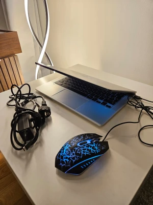 Laptop HP med (Pekskärm) + Gamingmus - Säljer nu min HP Chromebook x360 (modell 14a-cb0004no) då jag har avslutat mina studier och inte längre har användning för den. Datorn är mycket välvårdad och fungerar felfritt. ​Detta är en flexibel 14-tums laptop med en smidig pekskärm som går att vika hela vägen bakåt.   Specifikationer: • ​Skärm: 14" Full HD pekskärm (vikbar design). • ​Processor: AMD 3015Ce. • ​Minne: 4 GB RAM & 64 GB lagring. • ​Batteri: Bra batteritid, laddas via USB-C.