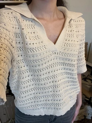 Stickad kortärmad topp  - Topp / tshirt i bra skick från VILA. Den är i storlek xs men är oversized och passar också en S. Jag är storlek S och den är fortfarande oversized på mig. Dock skönt när det blir sommar! 