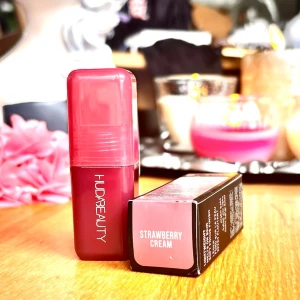 HUDA BEAUTY Blush Filter  ”Strawberry Cream”! - HUDA BEAUTY Blush Filter - Liquid Blush ”Strawberry Cream”. 4,5 ml. Oanvänd med kartong.