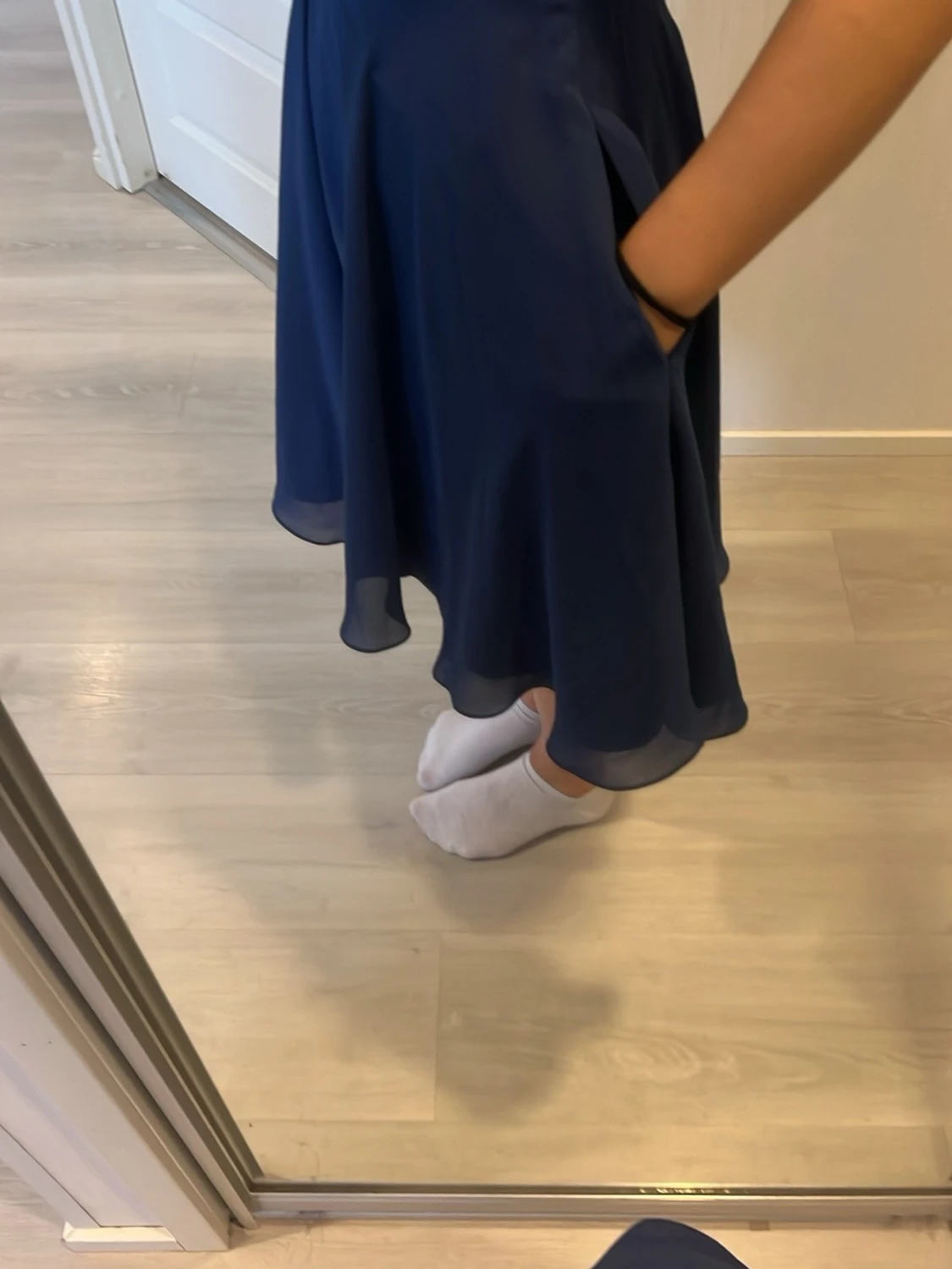 Marinblå kort klänning med snörning - 4