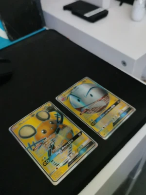 Två Pokémon GX samlarkort - Säljer två Pokémon GX samlarkort, motiv Dedenne GX och Electrode GX. Korten har färgstarka illustrationer i gult, blått och silver med holografisk effekt. Perfekta för samlare eller dig som vill boosta din kortlek. Original från Pokémon Trading Card Game.