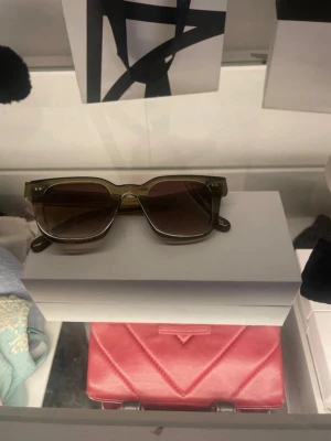 Chimi solglasögon grön - Snygga solglasögon från Chimi i storlek 04 knappt aldrig använda och kommer med låda, pris kan diskuteras 