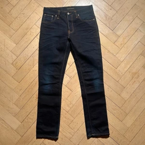 Grim Tim frosty blue - Vid köp av fler produkter erbjuds bättre pris. Skriv vid ytterligare frågor eller funderingar🤝 Storlek: 31/32. Mått: Längd 105 cm. Midja 40 cm.