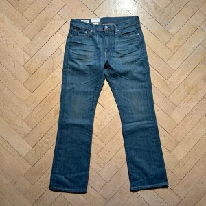 Levis 527 slim bootcut - Vid köp av fler produkter erbjuds bättre pris. Skriv vid ytterligare frågor eller funderingar🤝 Storlek: 30/30. Mått: Längd 100 cm. Midja 40 cm.