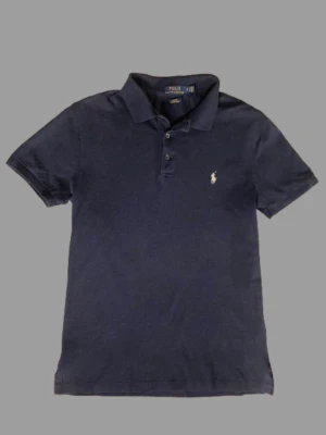 Marinblå Ralph Lauren piké  - Klassisk navy/marinblå pikétröja från Ralph Lauren med vit logga på bröstet. Mycket bra skick, knappt använd! nytvättad och strykt. Postar inom 24h📦 Köp mer än ett plagg för 20% rabatt🤝 Tveka inte på att höra av er vid frågor eller funderingar!