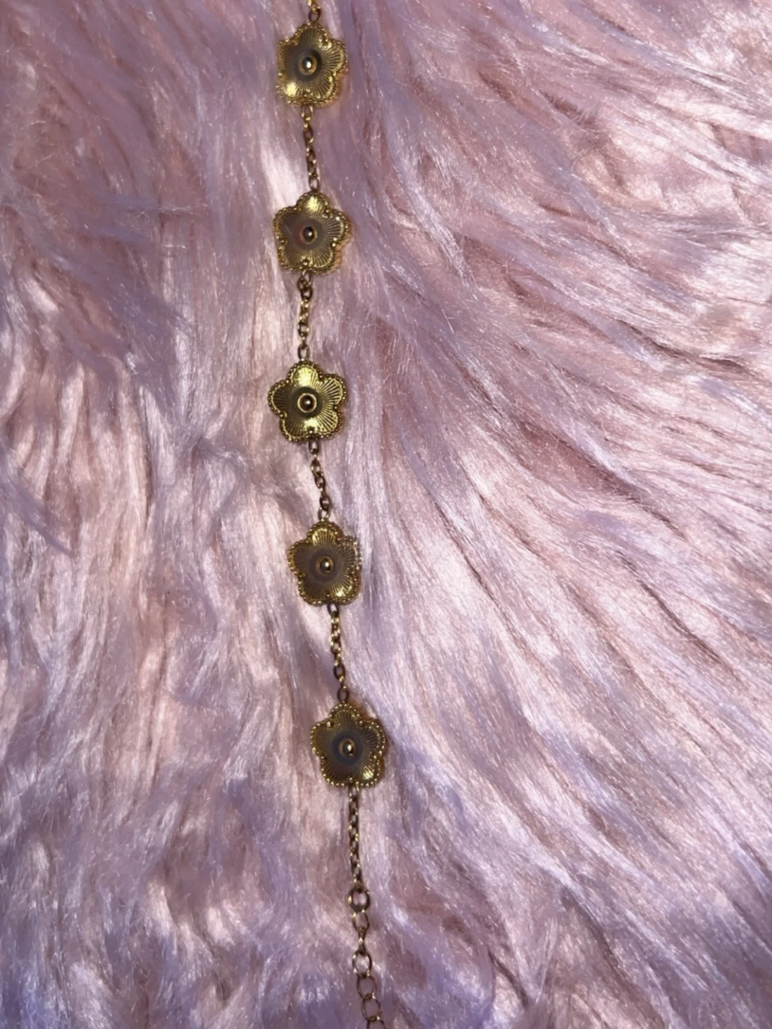 Guldfärgat armband med blommor