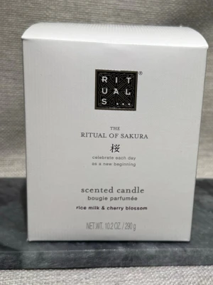 Nytt! Rituals The Ritual of Sakura doftljus - Helt nytt! 290gr, full size. Säljer ett lyxigt doftljus från Rituals, The Ritual of Sakura. Ljuset kommer i en stilren vit räfflad behållare och doftar ris-mjölk och körsbärsblom. Förpackningen är elegant och passar perfekt som inredningsdetalj.