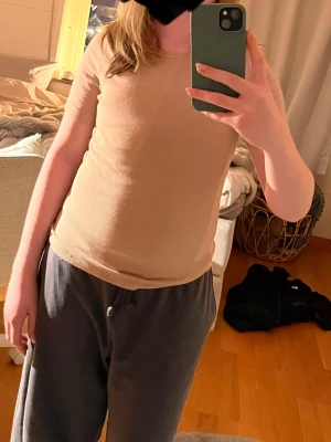 Fin figursydd T-shirt från Gina💗 - Säljer denna oanvända T-shirt från Gina tricot. Den är lite beige men en väldigt fin färg. Den är i stolek XS men jag skulle säga att den passar de flesta för att den är strechig. Hör av dig hur frågor eller pris !!💕