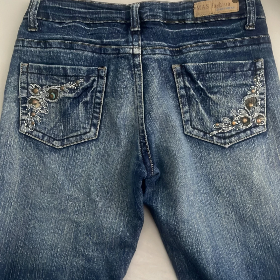 Söta blåa jeans med broderi