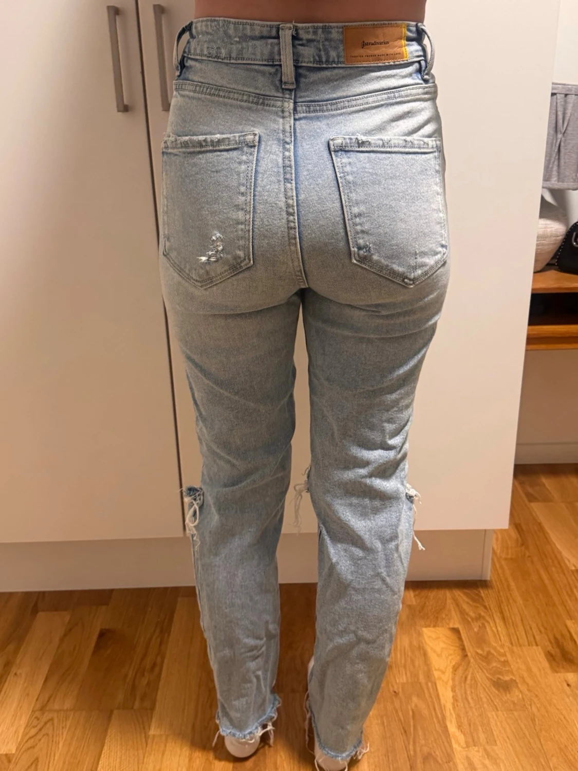 Ljusa jeans med slitningar
