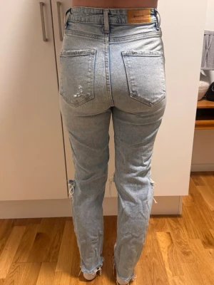 Ljusa jeans med slitningar - Högmidjade och knappt använda 🩷