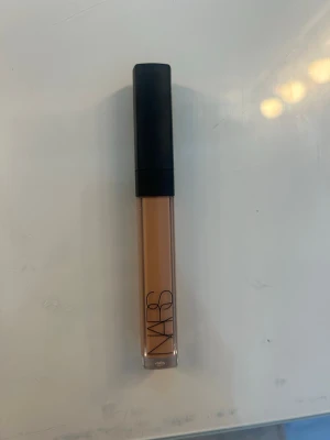Nars radiant creamy concealer - Säljer denna NARS concealer eftersom jag köpte i helt fel färg, aldrig använd! Färg: med/deep 1 biscuit
