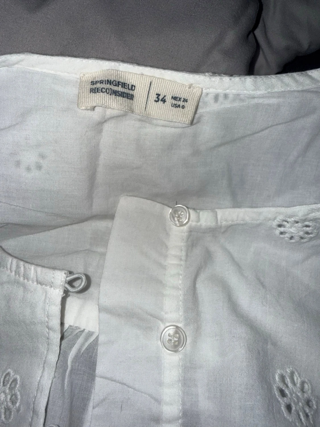 Vit blus med spetsdetaljer och knappar - 2