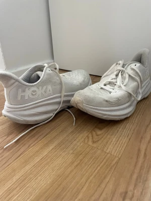 Hoka Skor - Skor från HOKA. Modellen ” Clifton 9 ”. I använt skick. Nypris är 1400kr. Små i storleken, så mer åt 40. Köparen står för frakten. Pris kan diskuteras vid snabb affär!