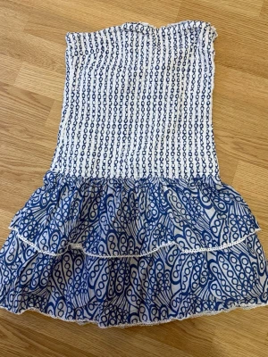 Tajt Klänning med volang - Så fin klänning från Gina tricot 