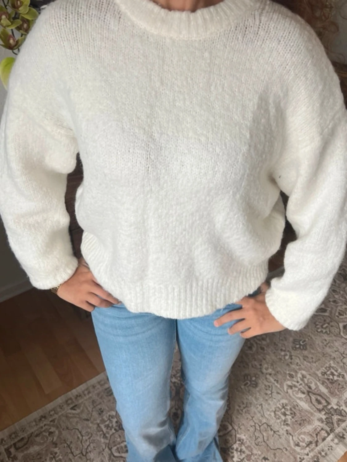 Vit stickad tröja med rund hals