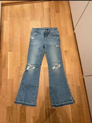 American Eagle Jeans - Slitna jeans från American Eagle , fick inte med på bild men dem har slits vid anklarna också, skriv för bilder på! Aldrig använda Tror dem är XS men lite stora så skulle passa en S också