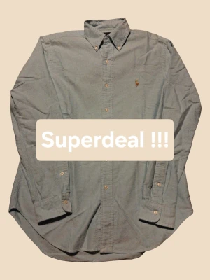 Ljusblå skjorta från Ralph Lauren - Klassisk ljusblå skjorta från Ralph Lauren med broderad logga på bröstet. Skjortan har knappar framtill och en tidlös design i bomull. Perfekt för dig som gillar stilrena plagg med ikonisk touch.