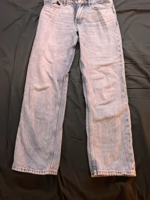 Ljusblå raka jeans från Vailent W28/W29 - Säljer ett par ljusblå raka jeans från Vailent i storlek XS som mitsvarar ungeför W28/W29. Jeansen har klassisk femficksdesign, dragkedja och knapp i midjan. Materialet är denim med en snygg tvättad look och raka ben som ger en avslappnad vibe.