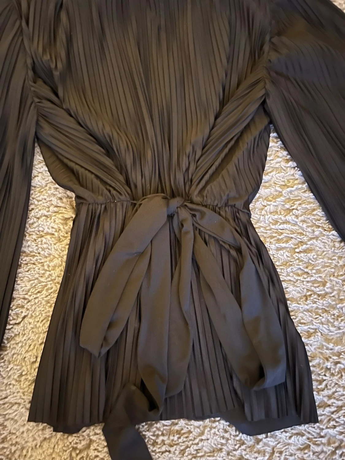 Svart omlottblus med plissering - 1