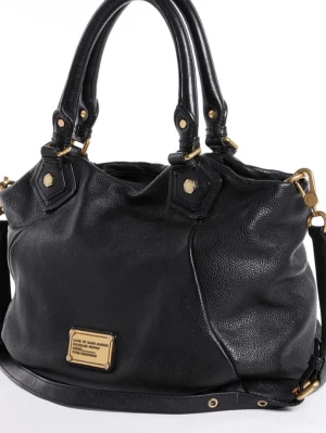 Svart Marc by Marc Jacobs handväska - Snygg svart handväska från Marc by Marc Jacobs i läder med guldfärgade metalldetaljer. Det finns ett extra långt band man kan ta av och på. Den är använd och det syns mer inut i väskan men utan på har den inga skador eller nåt. Den får plats en dator i och mycket mer. Köpte den för 2900kr begagnad, då i nytt sick. Pris kan diskuteras.