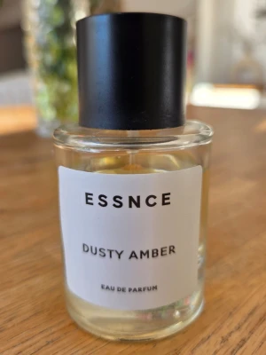 Essnce Dusty Amber Eau de Parfum - Underbar parfym från Essnce med doften Dusty Amber. Mycket gott skick, se på bilden hur mycket som finns kvar! Parfymen har självklart förvarats mörkt och svalt. Jag köpte den på deras hemsida i höstas. 