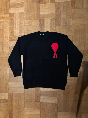 Svart stickad tröja Ami Paris - Ami Paris strl M, kan också passa L beronde på längd och vikt 😊Superfint skick, knappt använd. Hör gärna av dig vid frågor 😄