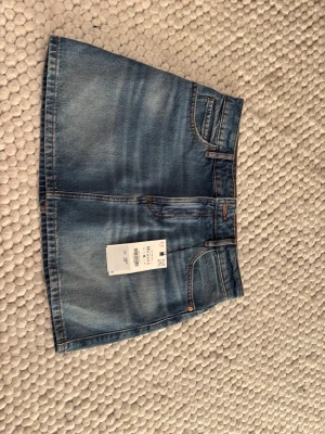 Jeanskjol  - Jättefin jeanskjol. Helt oanvänd💘