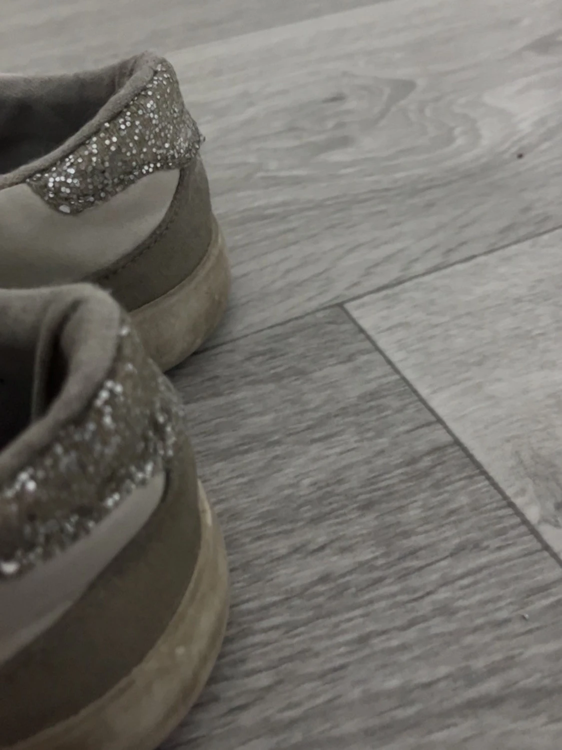 Vita sneakers med glitterstjärnor - 1