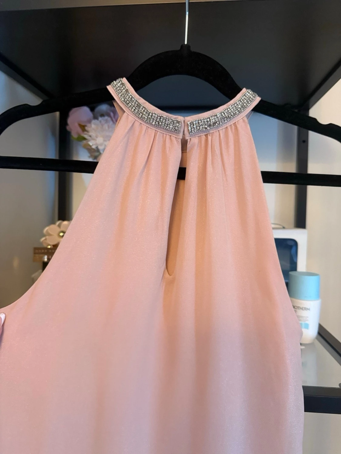 Ljusrosa klänning med strassdetalj - 2