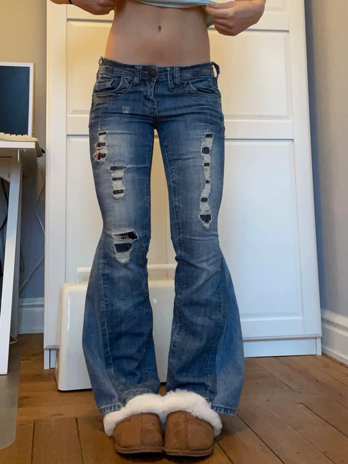 Lågmidjade jeans med slitningar  - 3