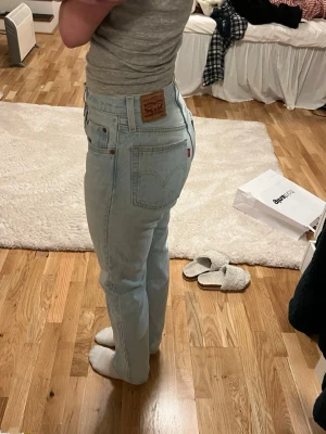 Levi's ljusblå raka jeans - Säljer ett par klassiska ljusblå Levi's jeans med rak passform och mid waist, jag säljer dessa för att de tyvärr inte kommer till användning längre🤗