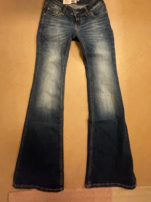 Blå bootcut jeans Blaze lager 157 - Säljer ett par blå bootcut jeans .