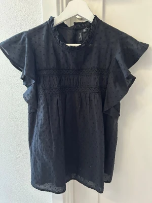 Svart blus från Vero Moda  - Snygg svart blus från Vero Moda i storlek XS 