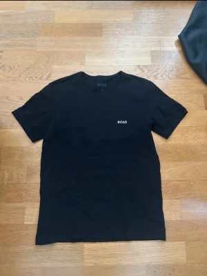 Hugo Boss t shirt - Säljer den här Boss t shirten eftersom den inte passar och ej kommer till användning. Priset är inte hugget i sten, kom med frågor!