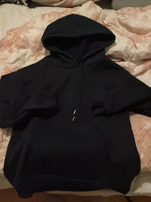Mörkblå hoodie från SHEIN med huva - En enkel och stilren mörkblå hoodie från SHEIN i storlek S. Tillverkad i 100% polyester med klassisk huva och dragsnören. Perfekt för en chill och avslappnad look. Passar till det mesta och är lätt att matcha med andra plagg.
