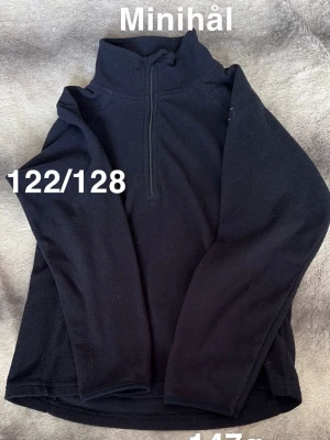  fleece tröja med halv dragkedja -  fleece tröja med hög krage och halv dragkedja framtill. Perfekt för lager-på-lager och enkel att dra på sig. Långärmad och i enkel, stilren design som passar till det mesta.🌸 Mini hål. Storlek 122/128.